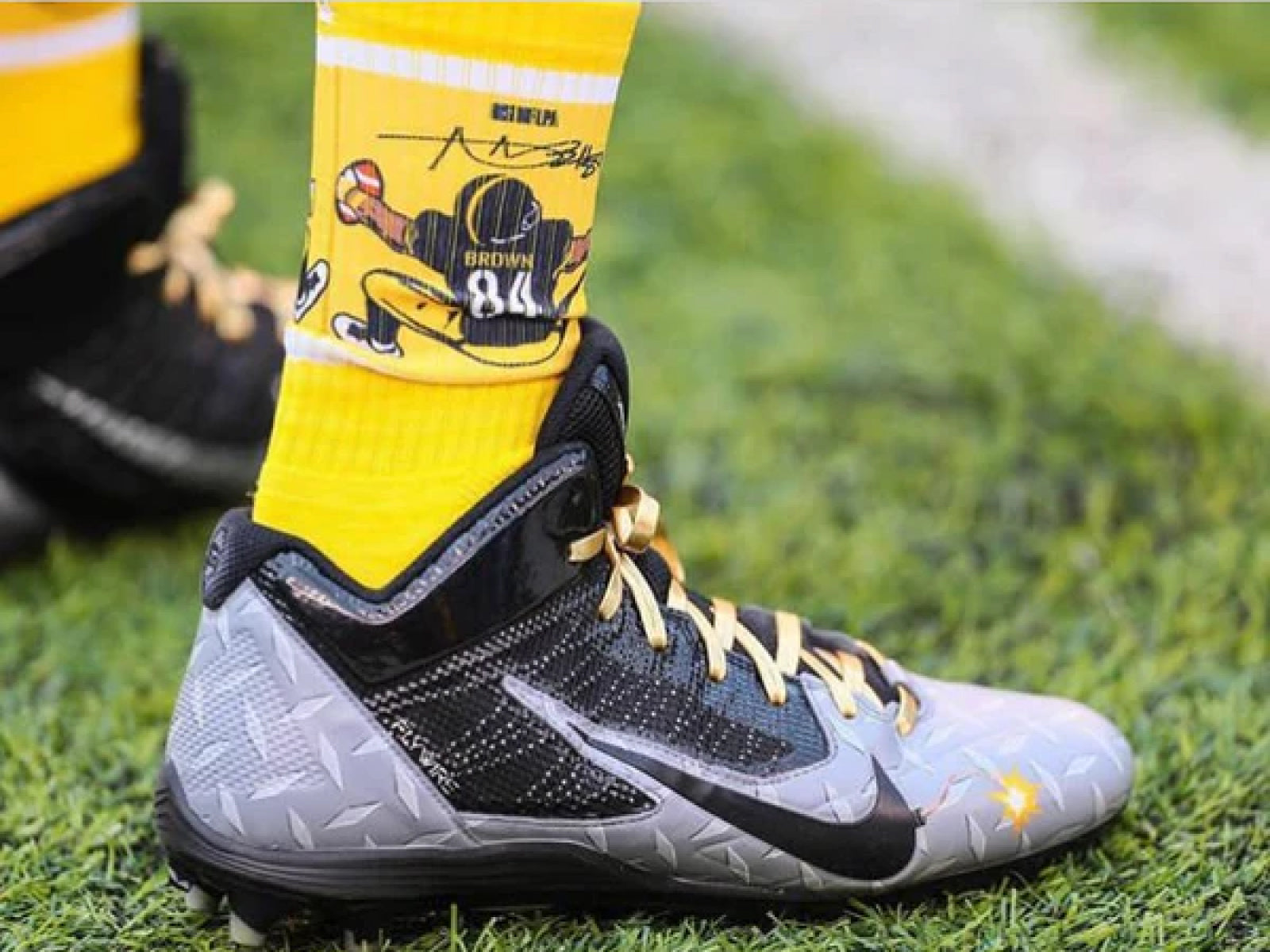 Antonio Brown wears Strideline Socks during Giants/Steelers Game